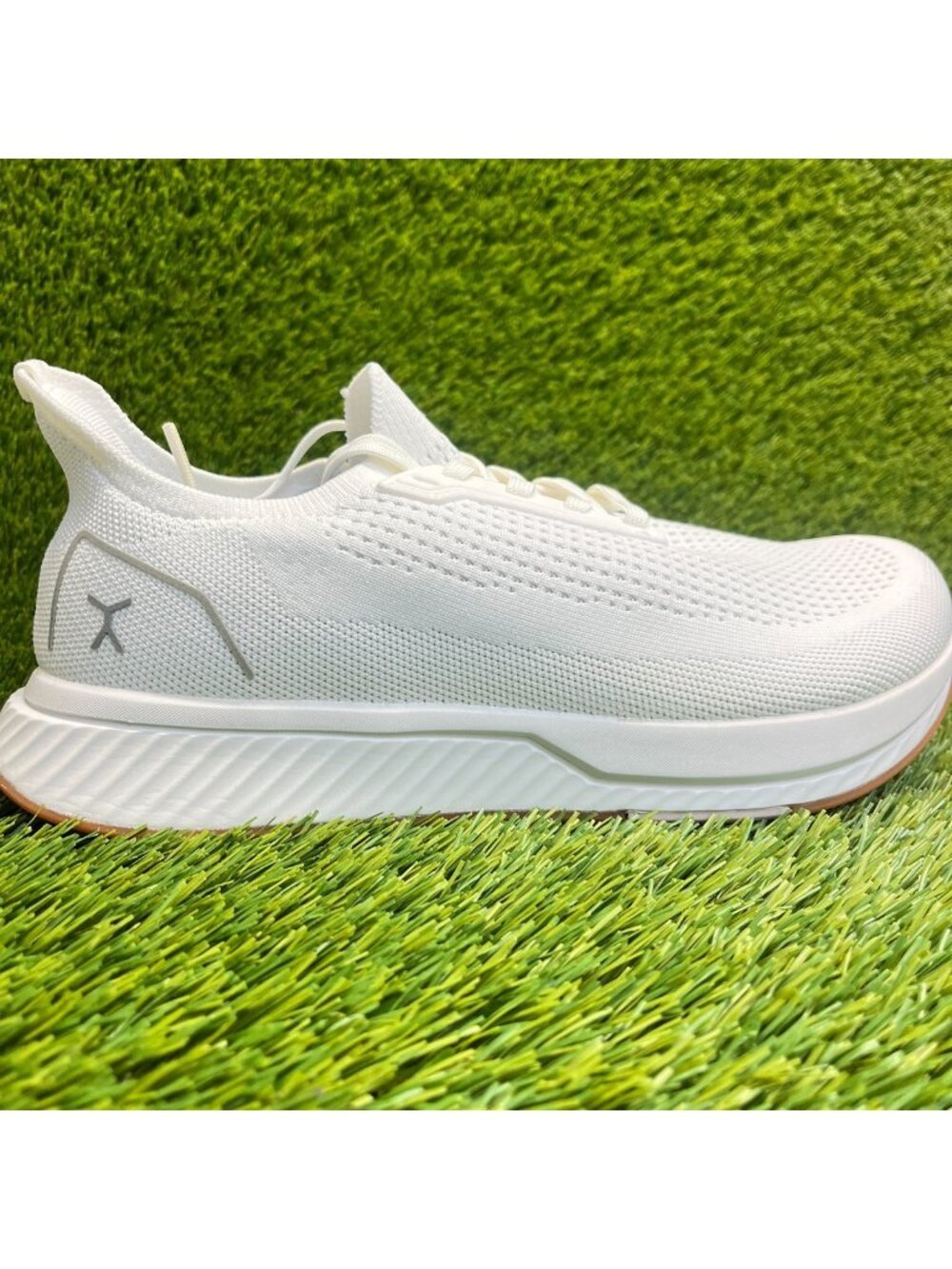 Flux Adapt Runner White Gum Mens Size 9 Athletic Walking Knit Shoes Sneakers